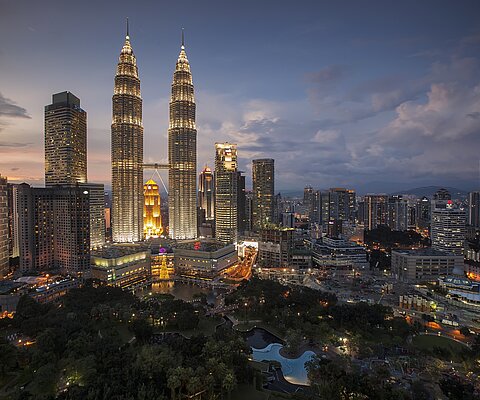 Skyline bei Nacht in Kuala Lumpur