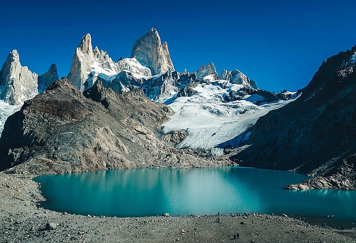 Berg mit See im Torres del Paine Nationalpark.