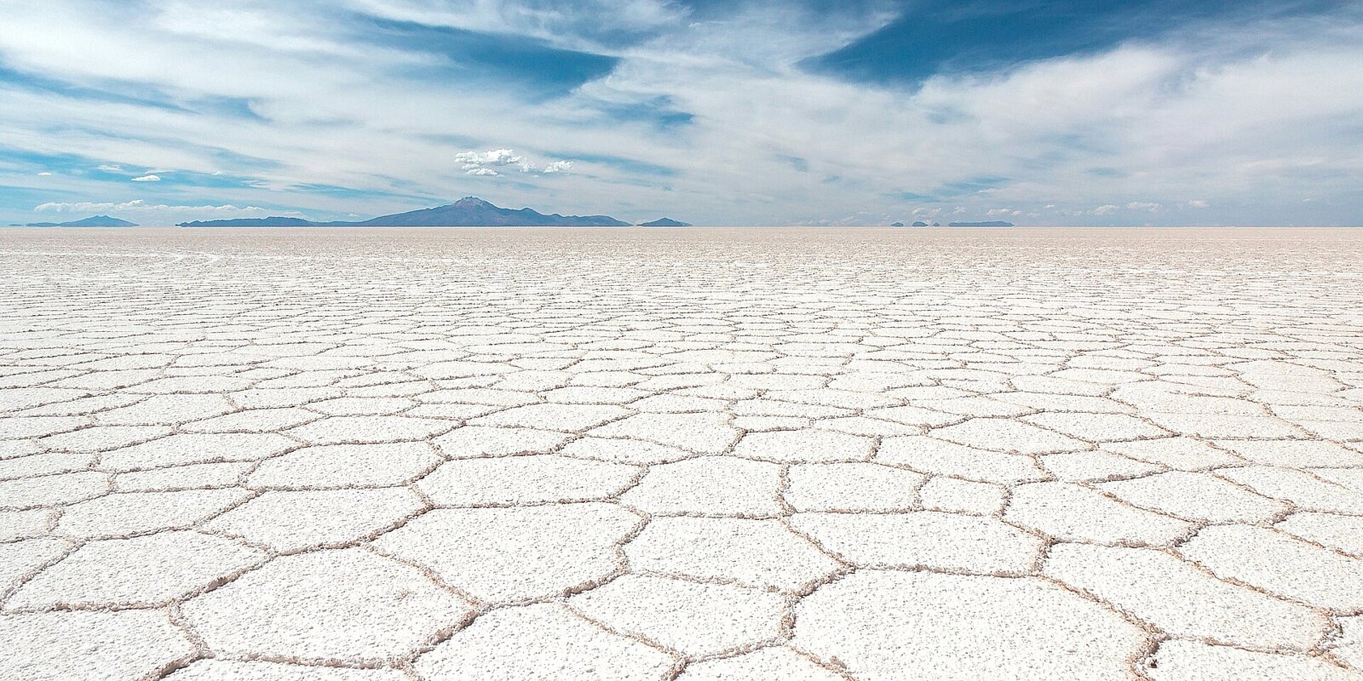 Salzsee in Bolivien mit Salzplatten im Vordergrund.